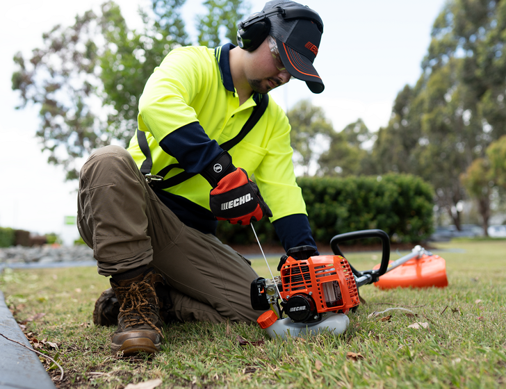 Echo GT-222ES 21.2cc curved shaft petrol line trimmer, detail view